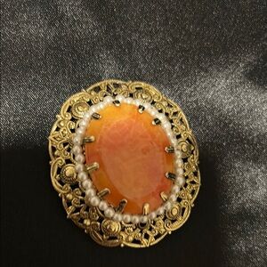 Vintage Brooch Goldtone  . Beautiful gold-tone with faux pearls